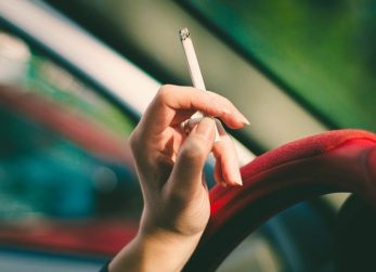se puede fumar en el coche